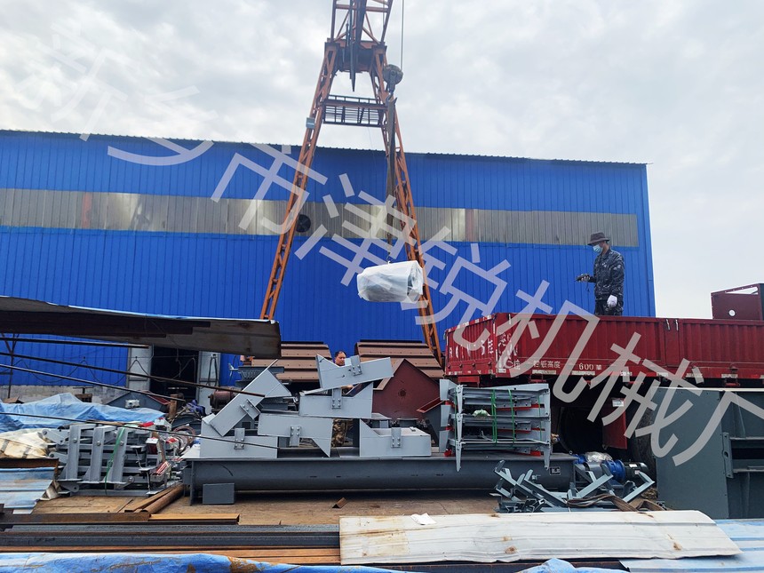 安徽封閉式大傾角皮帶機，振動給料機發貨現場-6