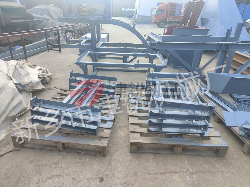 江西大傾角皮帶輸送機發貨裝車現場圖-1