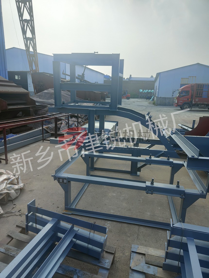 江西大傾角皮帶輸送機發貨裝車現場圖-3