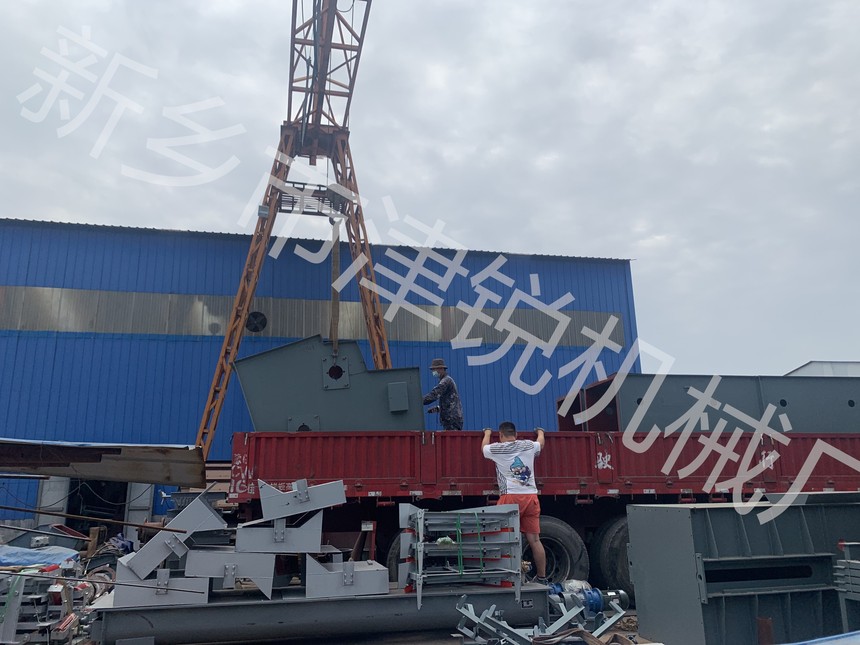 安徽封閉式大傾角皮帶機，振動給料機發貨現場-8