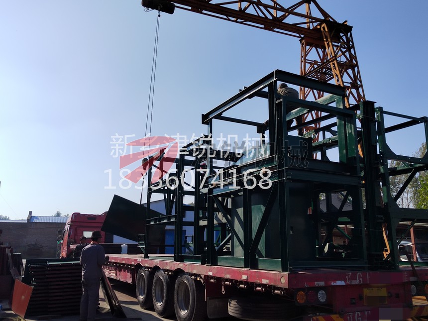 異型封閉式大傾角皮帶輸送機(jī)發(fā)貨現(xiàn)場(chǎng)-8