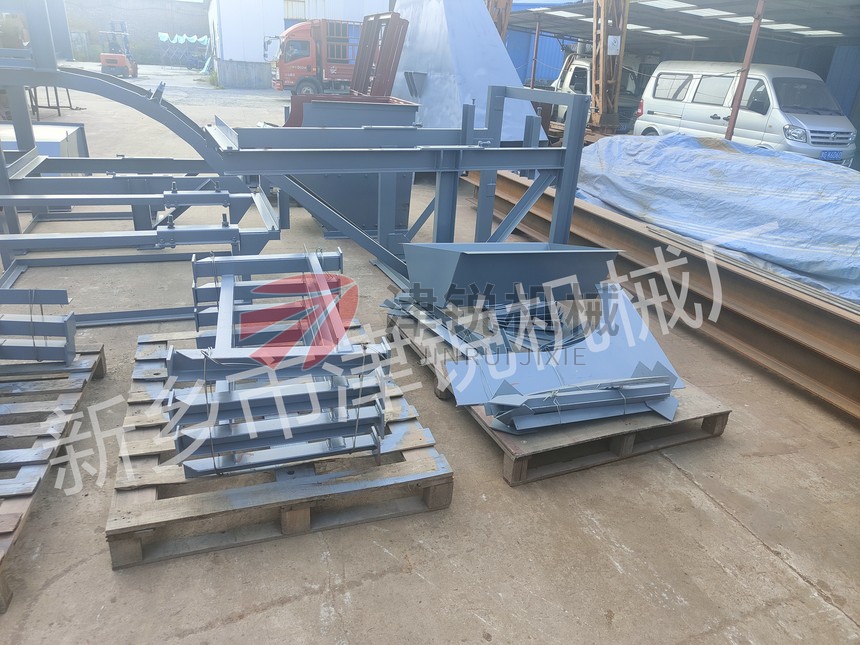 江西大傾角皮帶輸送機發貨裝車現場圖-2