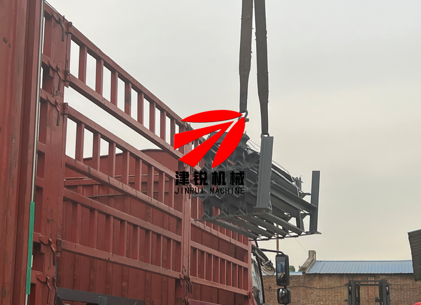 廠家定制封閉式大傾角皮帶輸送機-發貨現場-1 廠家定制封閉式大傾角皮帶輸送機-發貨現場-1