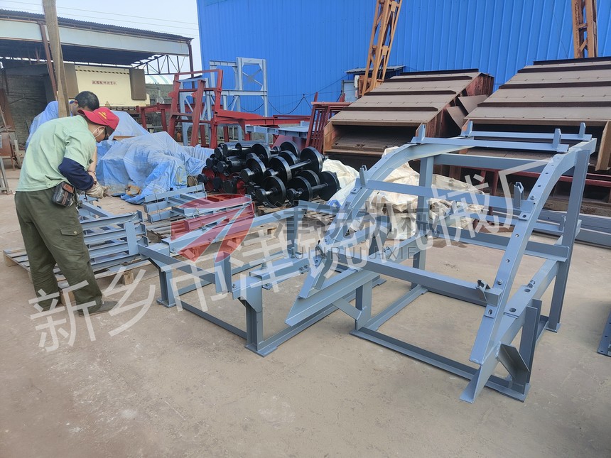 江西大傾角皮帶輸送機發貨裝車現場圖-4