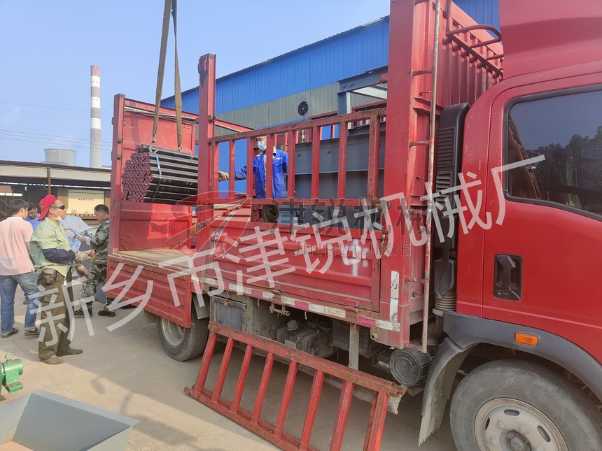 江西大傾角皮帶輸送機發貨裝車現場圖-9