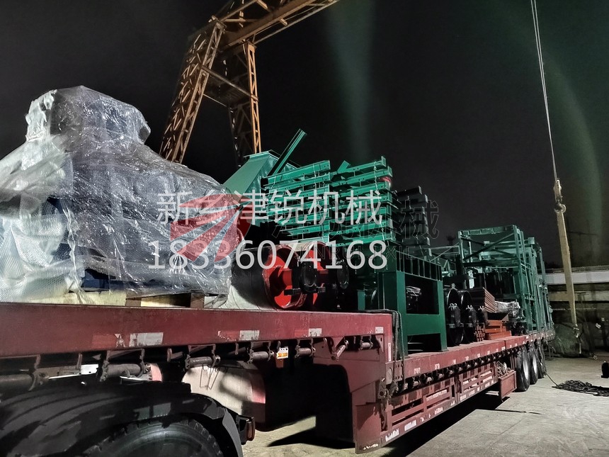 異型封閉式大傾角皮帶輸送機(jī)發(fā)貨現(xiàn)場(chǎng)-10