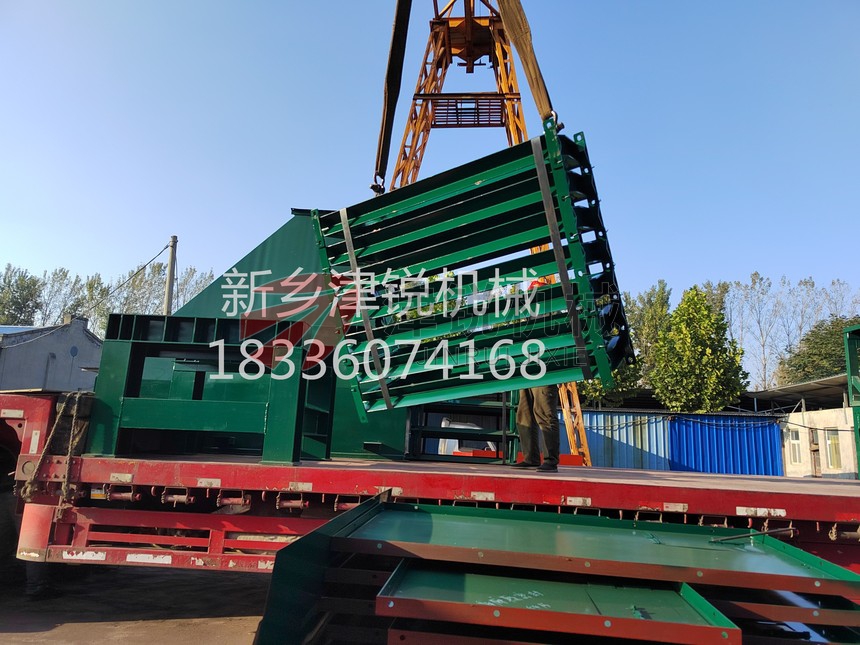 異型封閉式大傾角皮帶輸送機(jī)發(fā)貨現(xiàn)場(chǎng)-3