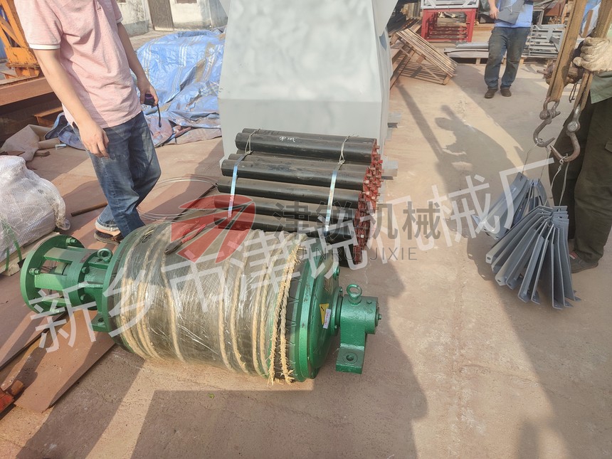 江西大傾角皮帶輸送機發貨裝車現場圖-6