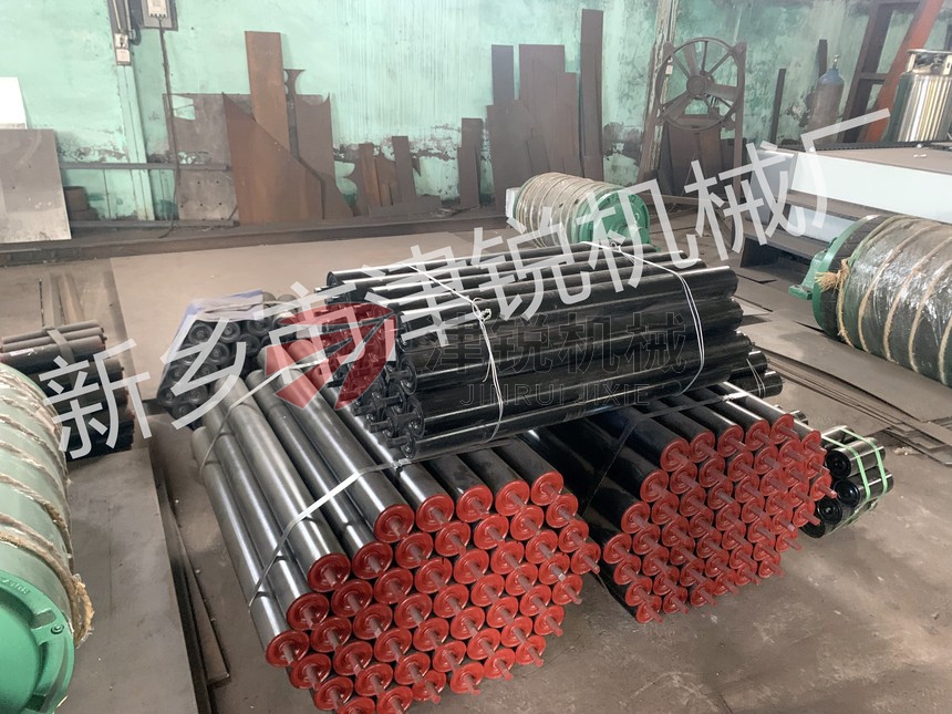 孟州封閉式大傾角皮帶輸送機發貨現場-4