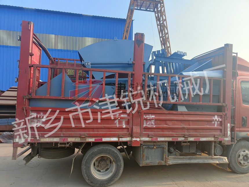 江西大傾角皮帶輸送機發貨裝車現場圖-11