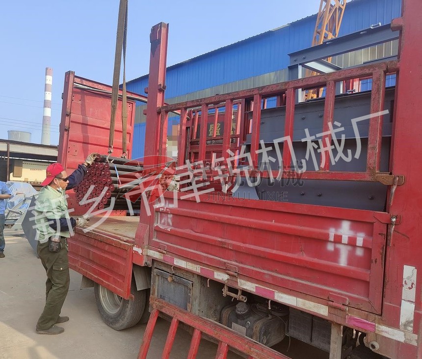 江西大傾角皮帶輸送機發貨裝車現場圖-8